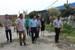 龙港网6月27日讯：在“七一”即将到来之际，今天上午，丁振俊、王忠秀、上官光强、周碧素等龙港镇三套班子领导带着党组织的深情厚意，走村访户，分赴各社区对部分困难老党员进行节日慰问活动，给他们送上生活用品和慰问金的同时，还致以节日的问候。