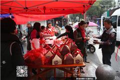 今天是中国传统的腊八节(农历十二月初八)，按照民间习俗，腊八节一定要腌腊八蒜、喝腊八粥驱寒保暖。专家表示，腊八粥是传统保健食品，富含多种膳食纤维和抗氧化成分，对于控制血糖血脂、减肥都有积极意义。今天上午，太平慈善龙港分会、善愿寺、苍南宏华、河底高等慈善机构在龙港镇部分街道设点免费施粥，施粥从早上6时许开始一直送完为止。