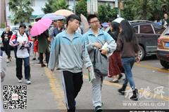 龙港网10月30日讯：浙江省新一轮高考改革的重头戏——学考、选考科目考试拉开了帷幕。这是浙江省首次学考和高考选考相结合的考试，相当于2017年新高考的首场考试。今天上午，龙高考点门口考生们陆续入场，今年陪考的家长较之往年少了许多。 由于新高考的“自主性”强了很多，采访中的考生选的都是自己比较擅长的科目，因此面对考试也是十分淡定。