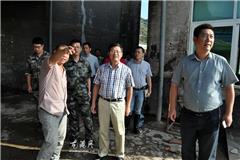 龙港网10月8日讯：今天下午，县委常委、镇委书记丁振俊来到城区几条主干道、舥艚港口、芦浦房屋倒塌处、芦浦避灾点等地，实地调研台风的受灾情况，对台风造成的损失及灾后重建工作进行指导。镇委副书记周碧素、镇委副书记李孝取、副镇长陈贤选、副镇长章定宇等领导陪同。