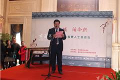 龙港2月1日讯：金蛇狂舞辞旧岁，万马奔腾迎新春。昨天下午，苍南县金乡商会甲午迎“忆古城，话今朝”新春茶话会，金乡各界人士到场参加。现场往来人群络绎不绝。茶话会在喜庆热烈的气氛中开始，屋外摆满金乡特色小吃，供大家免费品尝，舞台上乐器表演精彩纷呈，屋内名人作画，墨宝飘香，让大家进一步感受金乡  古城文化。