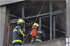 龙网3月25日快讯：今天早上7点40分，龙港镇码头街23号发生一起五层民房火灾，龙港消防中队接警后，火速赶往现场。经过2个多小时的奋战，成功将大火扑灭，据了解受伤人员已经送往龙港医院救治。 镇领导李斯钢，县公安消防局教导员唐建国 ，城南办事处书记翁跃文，镇安监局局长高满胜，公安分局教导员吴招发、副局长陈玲凤在第一时间赶到现场指挥。目前事故原因正在调查中......