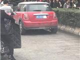 龙港某小车违停主干道被曝光