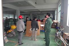 龙港网3月11日讯：近日，龙港镇消防安全管理站联合公安、供电等部门对新雅工业园区存在严重消防安全隐患的8家企业采取了强制停电措施，责令限期整改隐患，确保消防安全。