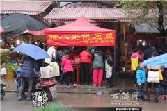 今天是中国传统的腊八节(农历十二月初八)，按照民间习俗，腊八节一定要腌腊八蒜、喝腊八粥驱寒保暖。专家表示，腊八粥是传统保健食品，富含多种膳食纤维和抗氧化成分，对于控制血糖血脂、减肥都有积极意义。今天上午，太平慈善龙港分会、善愿寺、苍南宏华、河底高等慈善机构在龙港镇部分街道设点免费施粥，施粥从早上6时许开始一直送完为止。