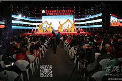 今夜星光灿烂，今夜龙港无眠，昨天晚上，龙港镇建镇30周年文艺晚会暨2014年文化艺术节闭幕式在财富广场隆重举行。县委常委、龙港镇委书记丁振俊，县统战部副部长赵家沈、县文明办主任郑德菊、镇长王忠秀（副县长级）、镇人大主席上官光强、镇委副书记李孝取、黄贤满、吕存阳等领导观看了演出。