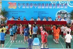 龙港网6月26日讯：今天上午，2013年中国藤球精英挑战赛在龙港兴华羽毛球会所拉开战幕。龙港第二职业学校、天津体院、山西中阳一中、齐齐哈尔46中、德州学院、桃渚中学、沈阳市21中学等7支精英队伍角逐本次大赛。