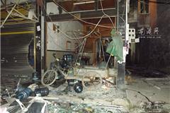 龙港网5月23日快讯：（陈记）今天晚上，10点40分，热心网友章先生拨打本网24小时热线68099777称：10点20分左右，龙港镇龙洲东路214号一销售点发生煤气泄露爆炸，殃及附近使十几住户，方圆数十米的住户窗户粉碎，整扇铝合金防盗拉门飞出10米远，现场一片狼籍。由于爆炸当时产生剧烈的冲击波，现场导致2人重伤，2人轻伤。事故发生后公安边防、安监、住建、消防、质监及龙江社区干部第一是时间赶赴现场处置，本网记者也赶赴现场了解具体情况。