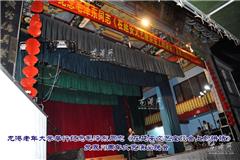     龙港网5月27日讯：在龙港镇新渡村文化中心大舞台，为了纪念毛泽东同志《在延安文艺座谈会上的讲话》发表70周年，今晚，龙港老年大学将进行一场特别的演出。镇领导朱文胜出席并致词。　戏没开场，台下已经坐满观众。