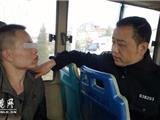 精神病人手持石头强乘公交  民警及时将其制服