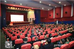 龙港网12月9日讯：今天上午，龙港镇建镇三十周年纪念大会在影剧院隆重举行。苍南县人大常委会主任苏庆明，县委常委、常务副县长黄锦耀，县委常委、镇委书记丁振俊，县政协副主席冯兴钱，龙港镇长王忠秀，镇人大主席上官光强，镇委副书记李孝取、黄贤满、吕存阳、丁许远等在主席台就坐，镇三套班子领导成员、新城管委会班子领导及老干部等500多人参加大会。纪念大会同时也举行了龙港镇建镇三十周年个性化邮票首发式。