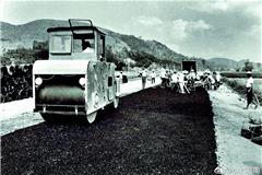 ​#改革在身边# 40年前，走十来公里山路去镇上赶集，到如今通村水泥路，乘坐农村公交畅行；从昔日坐轮船、倒汽车、再步行，半天时间也未必能从单位返回老家，同样的十几公里路程，如今一个小时内即可到达……群众便捷的出行方式，正是40年时代变迁和进步的缩影。来源：微博苍南