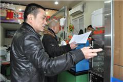  龙港网2月8月讯：今天早上，龙港镇人大、纪委、组织、宣传、两违等部门组成环境卫生督查组对龙港镇排名末位的社区：江浦社区、湖前社区、江山社区进行督查。图为龙港镇人大副主席戴安胡在暗访