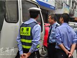 交警城管两部门联合执法疏导道路交通