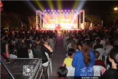 龙港网5月24日讯：昨天晚上，云岩中对口村民广场上，第十四场“争当好市民 共推镇改市”龙港文化下乡演出热闹开演。文化下乡  演出形式多样，内容丰富，可谓是亮点频呈。演员们淋漓尽致地演绎，让观众们看的十分过瘾，掌声阵阵响起。舞台上霓虹灯闪亮  ，舞台下村民们欢聚一堂，整个广场上都充满了欢声笑语，充分丰富了居民的业余生活。