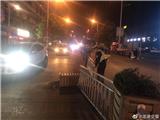正能量！隔离栏被破坏，交警在行动