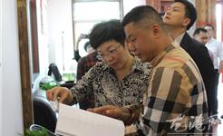 李青：党建党务两手抓 承担责任抓落实