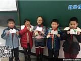 龙港一小学生自制贺卡 传递新年祝福