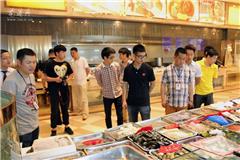 龙港网5月24日讯：今天下午，龙港镇进行环境卫生综合整治系列活动之五：全面开展餐饮服务行业 “透明厨房”活动，走进龙港镇内十多家酒店农家乐等餐饮店家的厨房进行观摩“监督”。网民监督组成员现场对各店家厨房的环境卫生状况、食品加工操作场所的工作和各项食品安全管理制度执行等方面情况作了详细的了解和检查。大部分的餐饮店家环境卫生条件良好，当然也有一些存在不过关情形，对此，监督组对商家进行了思想教育，并希望其能做有效的整改处理。该活动由龙港环境综合整治领导小组办公室、龙港创建全国文明镇领导小组办公室主办，龙港食品药品监督管理所、龙港网联合承办，龙港报、龙港论坛、龙港网民监督团协办。