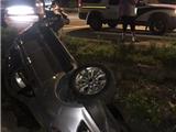 突发：一小车驾驶不慎侧翻在路边