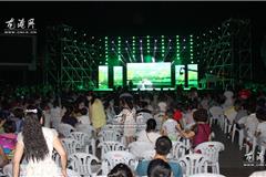 龙港网9月28日讯：昨天晚上，由中共龙港镇委、镇人民政府、苍南县妇联主办的龙港建镇三十周年“阿波罗花艺”才艺大奖赛总决赛在龙跃广场落幕。历时近二个月，经过层层选拔，从200多名节目中脱颖而出的20个节目进行总决赛，展开激烈PK。最终，14号金舞鞋艺校的《小嫚》获得金奖，6号朱昱霖的《红蜻蜓》获得银奖。