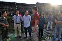 龙港网10月8日讯：今天下午，县委常委、镇委书记丁振俊来到城区几条主干道、舥艚港口、芦浦房屋倒塌处、芦浦避灾点等地，实地调研台风的受灾情况，对台风造成的损失及灾后重建工作进行指导。镇委副书记周碧素、镇委副书记李孝取、副镇长陈贤选、副镇长章定宇等领导陪同。