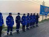 高压线下垂钓危险 这班人做出了行动