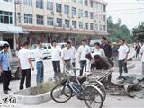 镇领导检查江山马路布角市场整治情况
