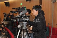 每年两会的召开，从中央到地方永远都少不了媒体记者们忙碌忘我的工作身影。  后排的摄影记者 （求利）