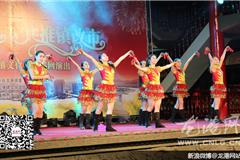 龙港网4月20日讯：昨天晚上，以“争当好市民 共推镇改市”为主题的龙港镇2016年文化下乡第二场巡回演出在龙港镇河底高村文化礼堂内开演，礼堂内张灯结彩，热闹非凡。当晚为社区居民们献上一场精彩的文化大餐。