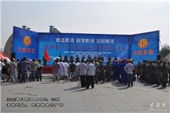    “厉兵秣马练铁拳，保龙港一方平安；劈波斩浪战洪魔，护鳌江南岸人民。”为应对可能突然发生的特大洪水，搞好防汛抢险救援救护，提高抢险救灾能力，确保人民生命财产安全，经龙港镇委、镇政府决定，于7月8日在龙港镇金河广场鳌江标准堤附近举行防台抗洪抢险综合演练。、镇委副书记李孝取讲话并宣布演练开始；副镇长章定宇发布防御台风命令和有关工作指令；有关场景模拟演练；最后，李孝取副书记做总结点评。

