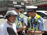 骑电动车记得戴头盔！龙港交警开展交通安全整治