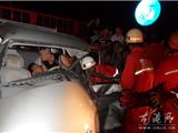两车相撞 造成五菱车司机被压在车内