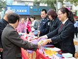 龙港镇妇联开展2014年反家庭暴力宣传活动
