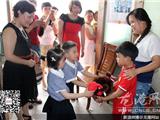 龙港镇妇联组织小龙人幼儿园慰问贫困儿童