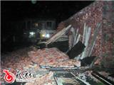 我镇遭受暴雨袭击 三间民房倒塌