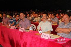 龙港网9月17日讯：昨天晚上，龙港镇图书馆在金河广场举行图书馆十周年庆典暨读者之夜文艺晚会。出席晚会的领导嘉宾有李晖华、周碧素、李孝取、欧阳昆超、赵凯、朱文胜、陈贤选等。