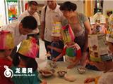 镇领导与孩子们共同欢度儿童节