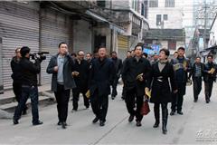 龙港网1月11日讯：日前，龙港镇新一轮“比学帮”活动拉开序幕，县委常委、龙港镇委书记丁振俊边行边看社区亮点项目。镇三套班子领导，以及社区、相关部门负责人陪同督查。丁振俊一行先后来到白沙、海城、芦浦、城南等17个社区，对森林公园、沼气集中供气示范村等“比学帮”项目建设，及沿线的绿化养护、环境卫生整治等工作进行实地查看。各社区负责人分别对各个亮点项目的施工建设、科学管理等方面进行了介绍。