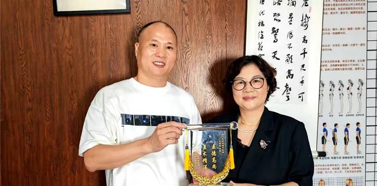 跨越千里的致谢：一面水晶锦旗背后的康...