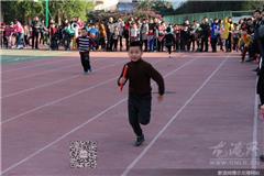 龙港网12月5日讯：在初冬的暖阳里，龙港镇第一小学全员接力赛热烈开场。比赛中，孩子们你追我赶，毫不示弱，啦啦队也响起了一阵又一阵的掌声，将整场比赛推向了高潮。全员接力赛旨在让学生在运动中体验快乐，培养团结合作、奋勇拼搏的意识，活动项目既有竞技性，学生们积极参与、乐在其中。