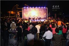 4月29日，格瓦斯“我是歌手”心系雅安 大型公益义演义卖活动在龙港镇金河广场举行。本次活动由龙港网、龙港镇慈善总会、哇哈哈集团主办。本次活动以义卖部分娃哈哈系列产品、必成食品、美林、星贝儿奶粉形式募集善款同时接受市民募集捐款。活动现场十分火爆，在场市民纷纷踊跃购买，表现出龙港人民对雅安的一份援助之情。共募集善款8330元，通过慈善部门尽快送往雅安地震灾区。