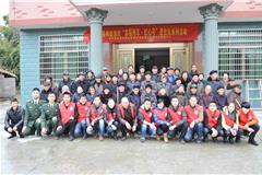  龙港网2月4日讯：（李士明 /摄）2月3日（农历是小年），苍南县壹加壹社区服务中心组织开展“幸福列车·红心号”进社区活动。当天一大早壹加壹义工、社工和新居民志愿者们到菜市场购买新鲜蔬菜，为矾山镇拱桥内村50多名空巢老人们摆慈善宴，陪老人们过新年，还为老人们张贴新春对联。