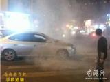 一现代车发生自燃  手机店老板及时灭火