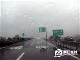 记者赶往台风“罗莎”前线 沿路时雨时晴