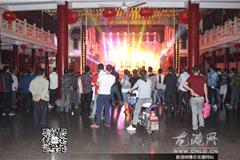 龙港网5月10日讯：昨天晚上，龙港镇海城社区缪家桥祠堂内锣鼓声声，笑声不断，龙港镇开展的“争当好市民 共推镇改市”文化  下乡巡演走进了海城社区。形式多样，内容丰富的节目，可谓是亮点频呈，兼具教育性与娱乐性，并且进一步加强了农村精神文明  建设，唱响龙港新成就，加快新农村建设步伐。现场不少观看的群众都纷纷表示，希望这样的巡演能多开几场。