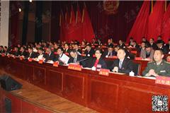 在主席台前排就坐的有黄寿龙、苏庆明、黄荣定、张传君、麻胜聪、丁振俊、何宗静、蓝德超、王宗泽、高亚男、陈孝沈、温兴华、高友平、汪年进等。