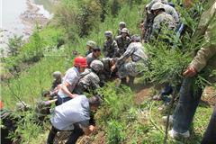 龙港网4月20日特派记者（陈记）4月20日上午8点02分，四川雅安发生7级地震后，本网记者正好在眉山市，9点出发赶往雅安市芦山县，12时58分，用摄像机、照相机真实记录了第13集团军一辆运送17名官兵的救灾车辆，由于避让从芦山方向驶来的私家车，导致车辆爆胎，然后，军车失控翻下山崖，坠入河中，当地村民、交警、志愿者、官兵和龙港四青年积极投入参与紧急救援。当场致1人牺牲、3人重伤（其中运送途中1名战士不治身亡）、4人轻伤。