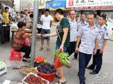 龙港城管重拳整治马路菜市场