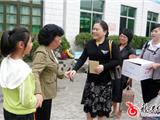 镇妇联慰问龙港聋哑学校学生